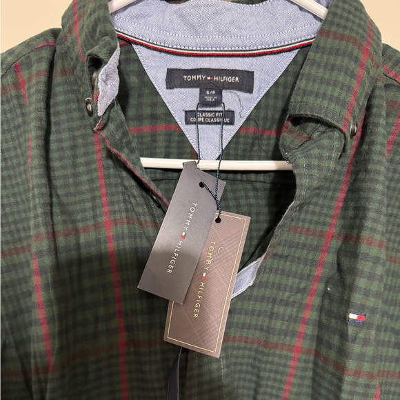 NWT Men’s Small Tommy Hilfiger Button Down Holiday Green + Red - Picture 3 of 3